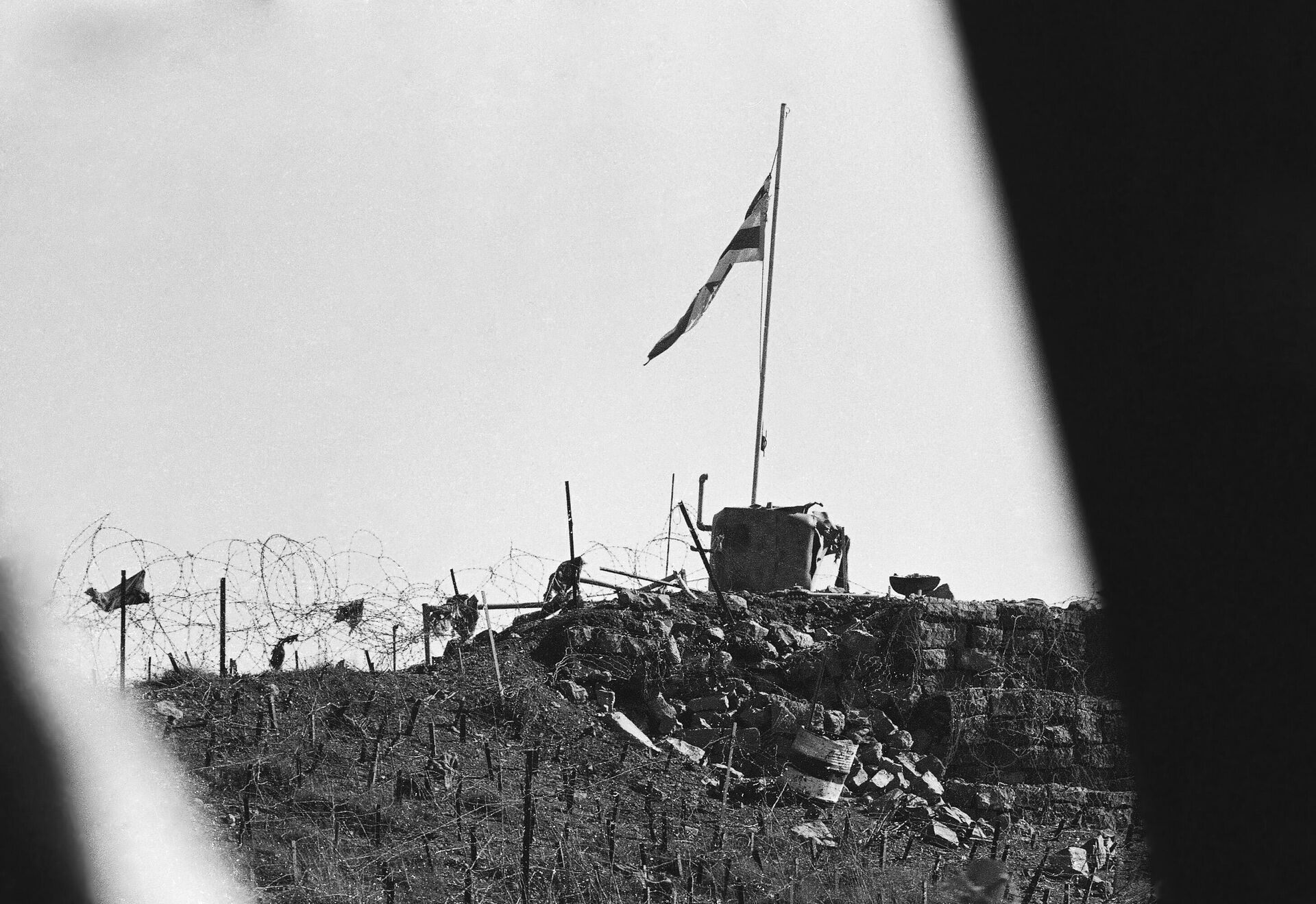 Uma bandeira israelense paira sobre um posto avançado na linha de cessar-fogo de 1967 com a Síria, nas Colinas de Golã, Síria, 15 de outubro de 1973