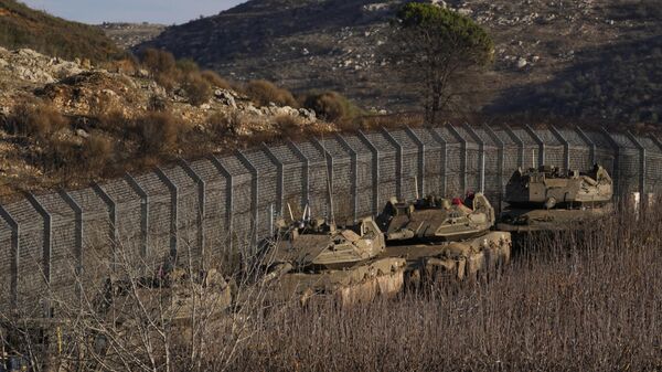 Veículos blindados israelenses estacionados ao longo da chamada Linha Alfa, que separa as Colinas de Golã anexadas por Israel da Síria, em 8 de dezembro de 2024 - Sputnik Brasil