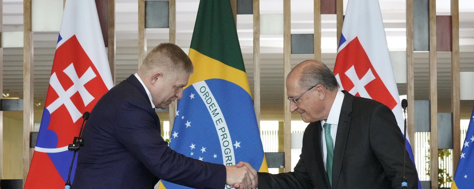 Vice-presidente do Brasil, Geraldo Alckmin (à direita), e primeiro-ministro da Eslováquia, Robert Fico, durante visita deste ao Brasil. Brasília, 10 de dezembro de 2024 - Sputnik Brasil, 1920, 10.12.2024