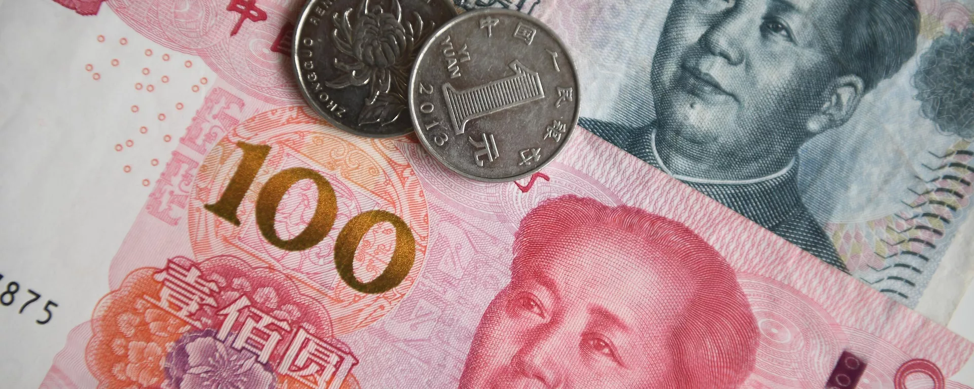 Cédulas e moedas de yuan chinês (imagem de referência) - Sputnik Brasil, 1920, 13.04.2026