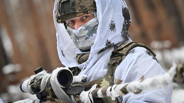 Um atirador de elite do regimento Bashkortostan do 25º Exército Combinado do agrupamento Zapad (Oeste) antes de partir para uma missão de combate na direção de Krasny Liman na operação militar especial. - Sputnik Brasil