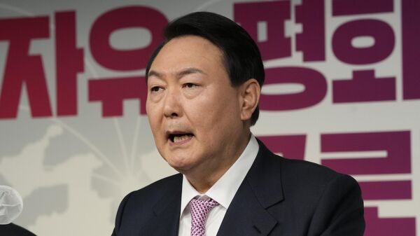 O então candidato presidencial do Partido do Poder Popular, Yoon Suk-yeol, fala durante uma coletiva de imprensa na sede do partido em Seul, Coreia do Sul, 24 de janeiro de 2022 - Sputnik Brasil