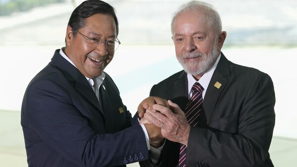 O presidente da Bolívia, Luis Arce, à esquerda, e o presidente do Brasil, Luiz Inácio Lula da Silva, posam para fotos durante a chegada para a Cúpula do Mercosul, no Rio de Janeiro, Brasil (foto de arquivo)  - Sputnik Brasil