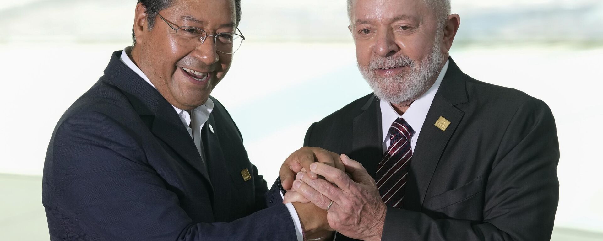 O presidente da Bolívia, Luis Arce, à esquerda, e o presidente do Brasil, Luiz Inácio Lula da Silva, posam para fotos durante a chegada para a Cúpula do Mercosul, no Rio de Janeiro, Brasil (foto de arquivo)  - Sputnik Brasil, 1920, 12.12.2024
