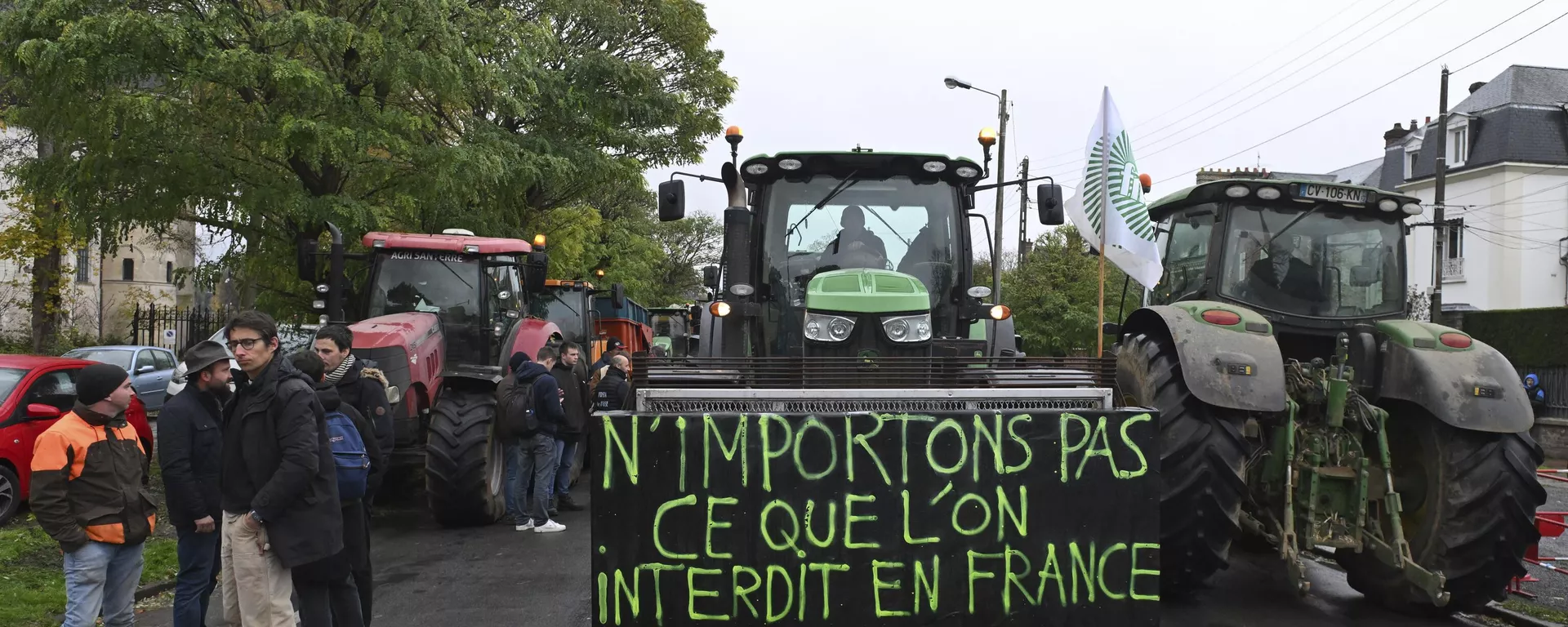 Agricultores franceses protestam contra o acordo comercial União Europeia-Mercosul com a frase Não importem o que é proibido na França, em Beauvais, França, 8 de novembro de 2024 - Sputnik Brasil, 1920, 21.01.2026