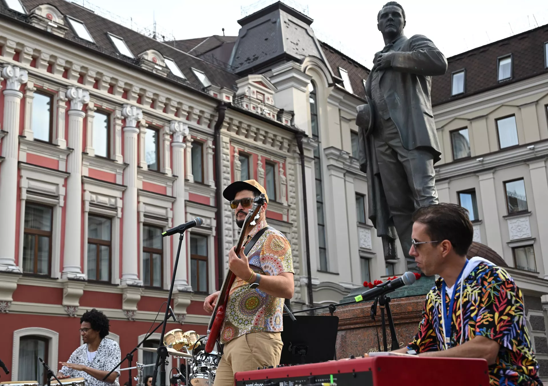 O grupo musical Abelardo e Amigos, formado por músicos de Cuba e Rússia, durante apresentação em Kazan, Rússia, em 29 de agosto de 2024  - Sputnik Brasil, 1920, 13.12.2024