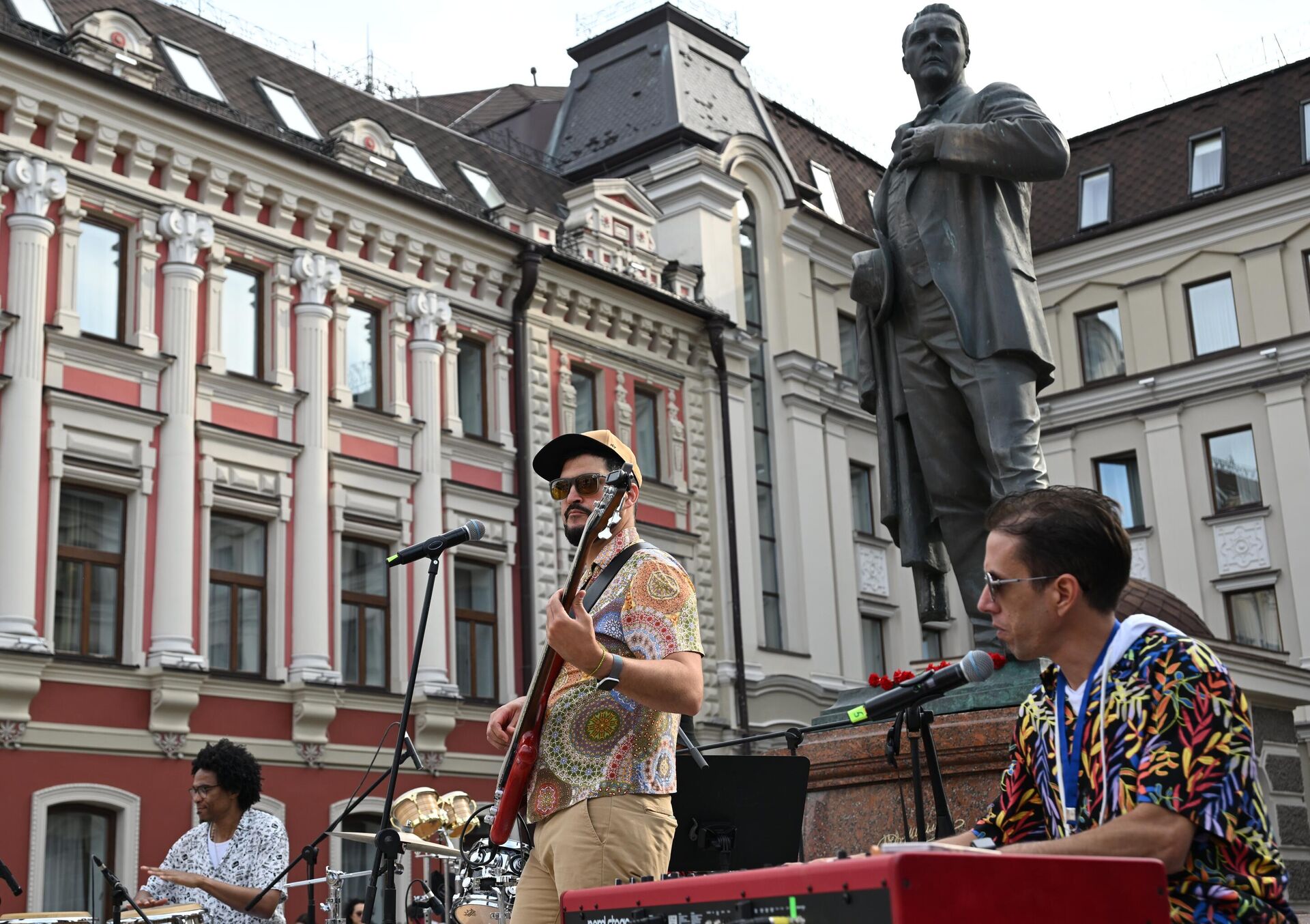 O grupo musical Abelardo e Amigos, formado por músicos de Cuba e Rússia, durante apresentação em Kazan, Rússia, em 29 de agosto de 2024  - Sputnik Brasil, 1920, 13.12.2024