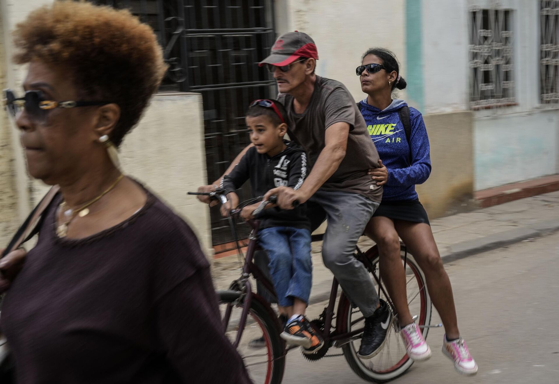 Pessoas compartilham bicicleta durante apagão em Havana, Cuba, 4 de dezembro de 2024 - Sputnik Brasil, 1920, 13.12.2024