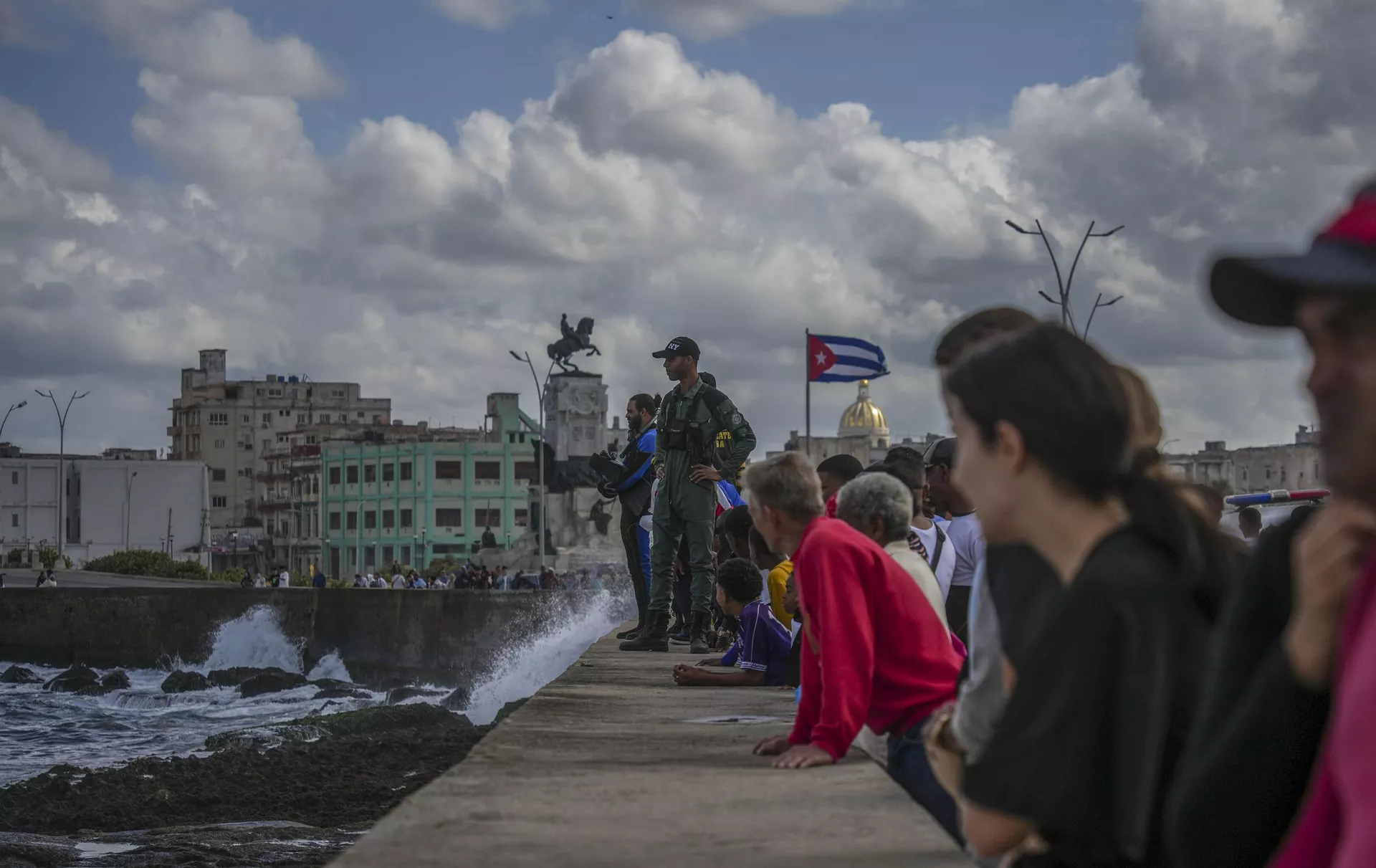 Pessoas acompanham trabalho de bombeiros em Havana, Cuba, 4 de dezembro de 2024 - Sputnik Brasil, 1920, 13.12.2024