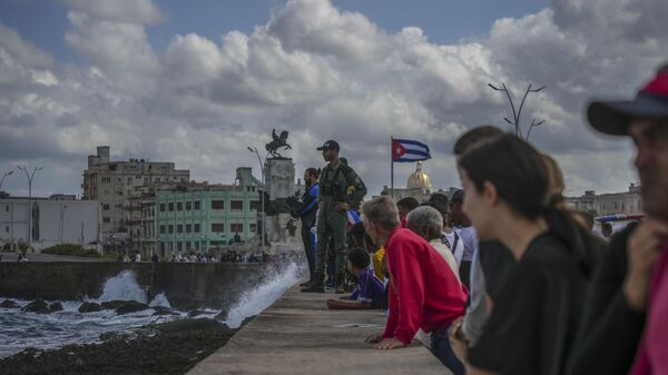 Pessoas acompanham trabalho de bombeiros em Havana, Cuba, 4 de dezembro de 2024 - Sputnik Brasil