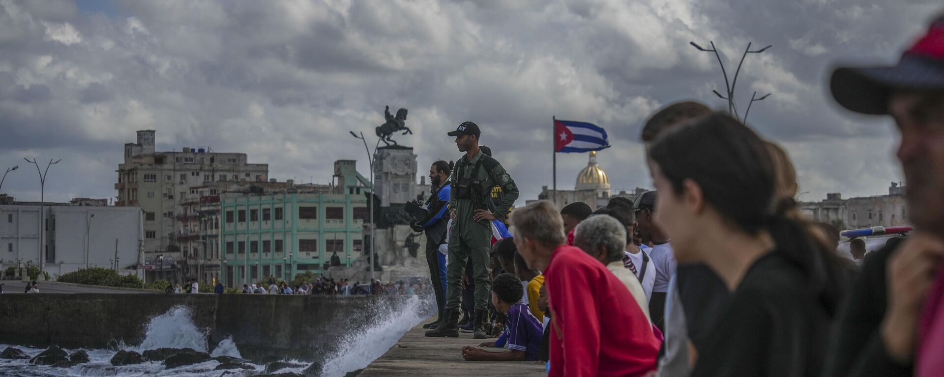 Pessoas acompanham trabalho de bombeiros em Havana, Cuba, 4 de dezembro de 2024 - Sputnik Brasil, 1920, 18.05.2026