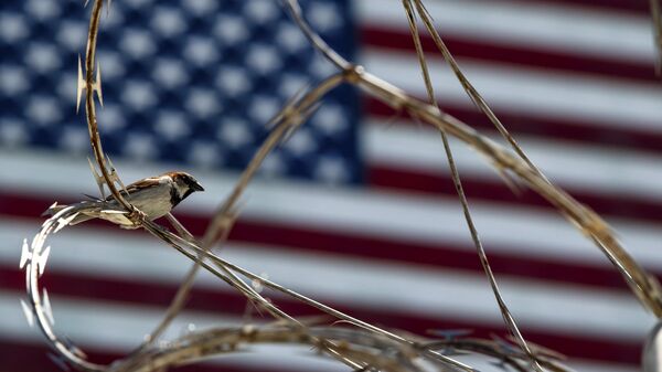 Bandeira dos EUA hasteada na base naval norte-americana de Guantánamo, no território de ilha de Cuba (foto de arquivo)  - Sputnik Brasil