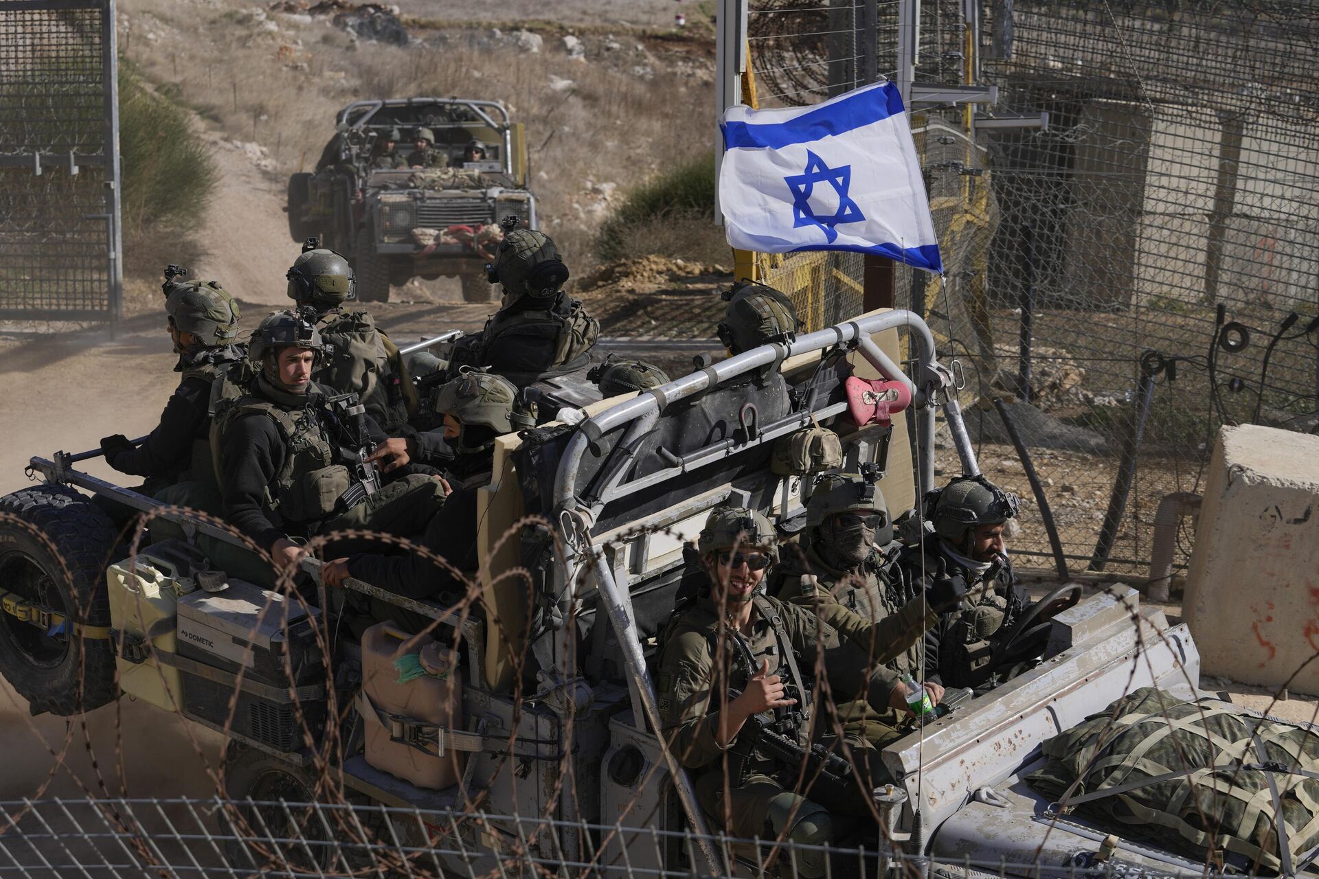 Soldados israelenses com a bandeira nacional em um veículo blindado após cruzarem a cerca de segurança perto da chamada Linha Alfa que separa as Colinas de Golã controladas por Israel da Síria, na cidade de Majdal Shams, 12 de dezembro de 2024. - Sputnik Brasil, 1920, 19.12.2024