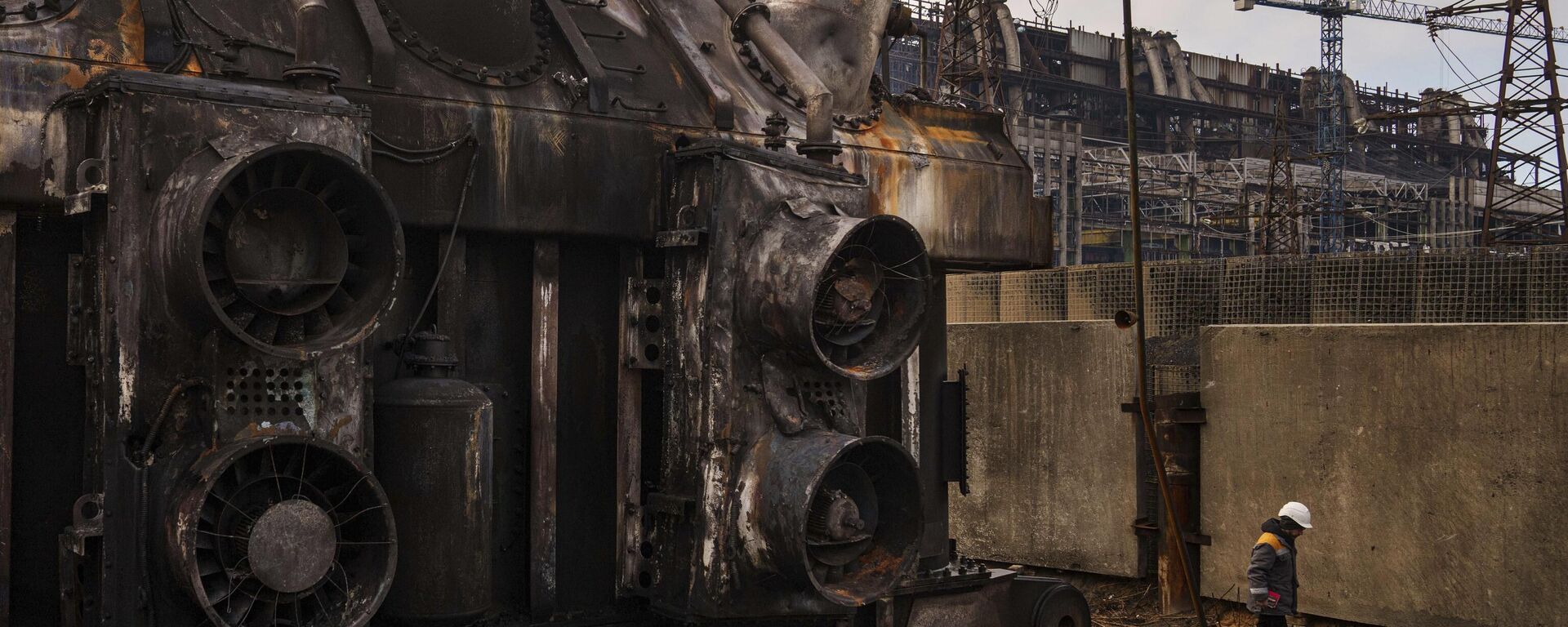 Um trabalhador caminha em frente a um transformador que foi destruído após um recente ataque de mísseis russos na usina elétrica da DTEK na Ucrânia, em 28 de novembro de 2024 - Sputnik Brasil, 1920, 12.11.2025