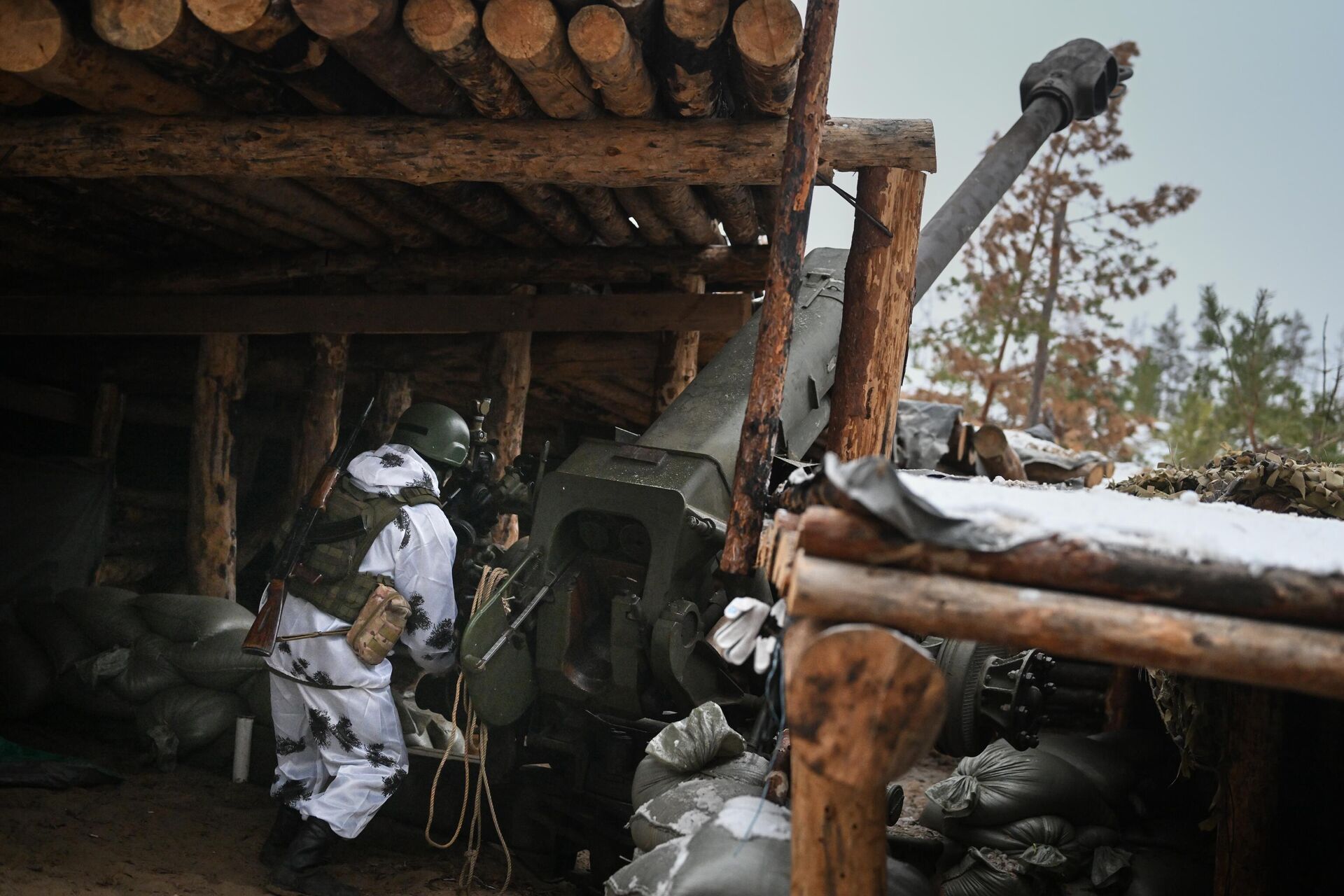 Equipe de um obuseiro D-30 do regimento Bashkortostan do agrupamento de tropas Zapad (Oeste) em ação. - Sputnik Brasil, 1920, 15.12.2024