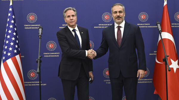 O secretário de Estado dos EUA, Antony Blinken (E), aperta a mão do ministro das Relações Exteriores da Turquia, Hakan Fidan, após uma coletiva de imprensa conjunta na sede do Ministério na capital turca, Ancara, 13 de dezembro de 2024 - Sputnik Brasil