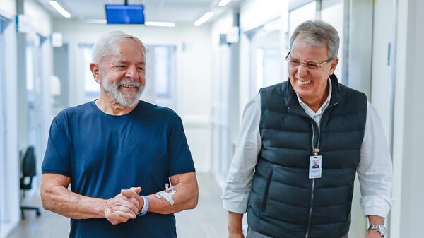 O presidente da República, Luiz Inácio Lula da Silva ao lado do cirurgião Marcos Stavale no Hospital Sírio-Libanês, São Paulo, 13 de dezembro de 2024 - Sputnik Brasil