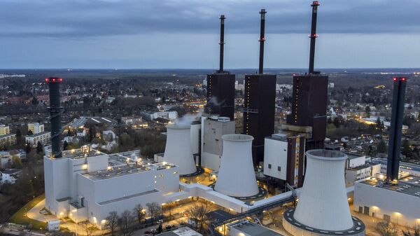 Vapor sai de uma torre de resfriamento da usina elétrica a gás de Lichterfelde em Berlim, Alemanha, 30 de março de 2022 - Sputnik Brasil