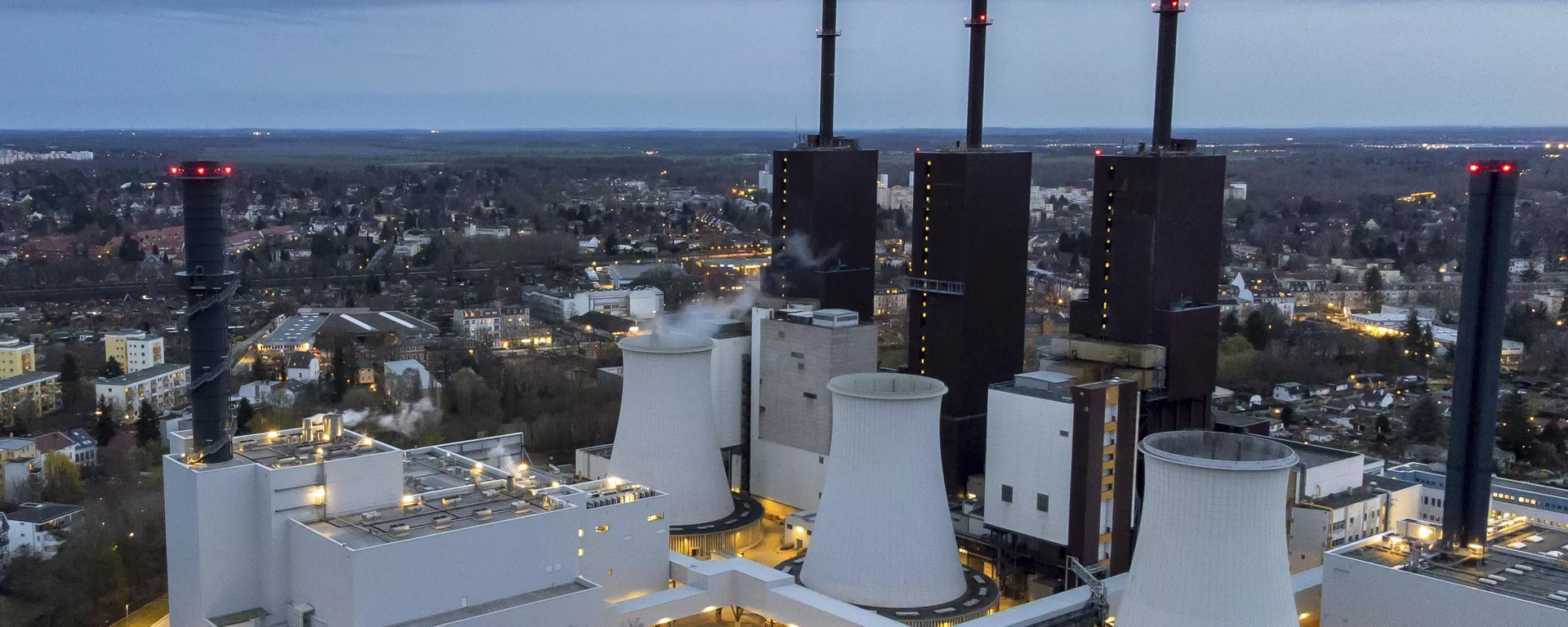 Vapor sai de uma torre de resfriamento da usina elétrica a gás de Lichterfelde em Berlim, Alemanha, 30 de março de 2022 - Sputnik Brasil, 1920, 15.12.2024