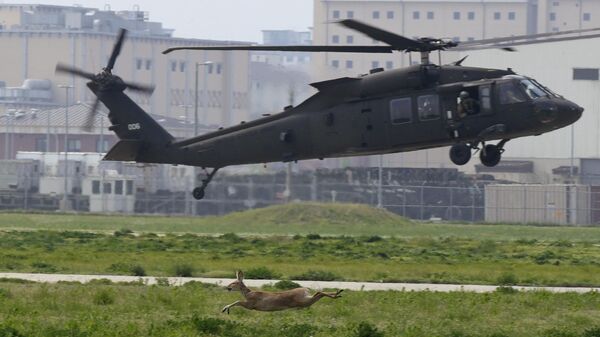 Um helicóptero Blackhawk UH-60 tenta pousar durante ataque simulado STX dos EUA em uma competição sobre qual seria o melhor esquadrão no Camp Humphreys em Pyeongtaek, Coreia do Sul, 4 de maio de 2023 - Sputnik Brasil