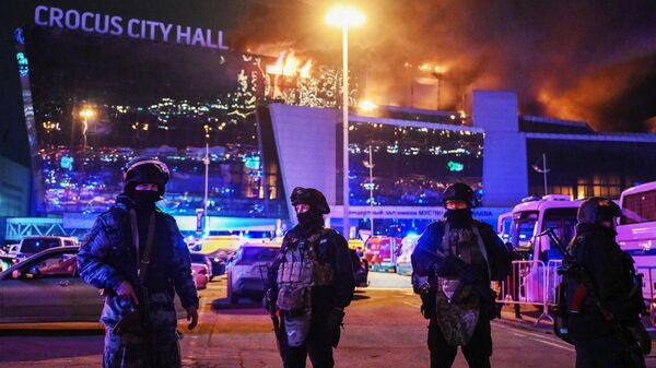 Sala de concertos Crocus City Hall em chamas, na região de Moscou, em 22 de março de 2024, onde ocorreu um dos maiores ataques terroristas na história moderna da Rússia. O tiroteio massivo e múltiplas explosões, efetuados por radicais islâmicos antes de um show, ocasionaram a morte de 145 pessoas - Sputnik Brasil