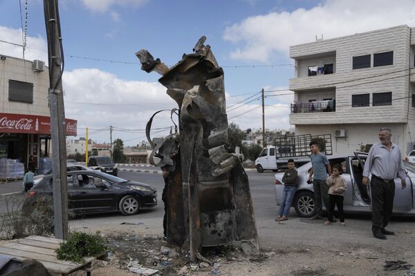 No dia 1º de outubro de 2024, o Irã lançou um ataque massivo de mísseis contra Israel, chamando-o de ato de autodefesa e citando os assassinatos de Ismail Haniya em Teerã e Hassan Nasrallah. Na foto, os palestinos observam os destroços de um míssil iraniano interceptado por Israel na Cisjordânia. - Sputnik Brasil