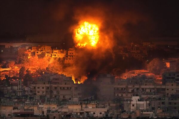 Em nova escalada de tensões no Oriente Médio, Israel intensificou, em setembro de 2024, ataques contra o Líbano, afirmando que luta contra o movimento Hezbollah. Na foto, um dos ataques israelenses contra o sul de Beirute, em 28 de setembro de 2024. - Sputnik Brasil