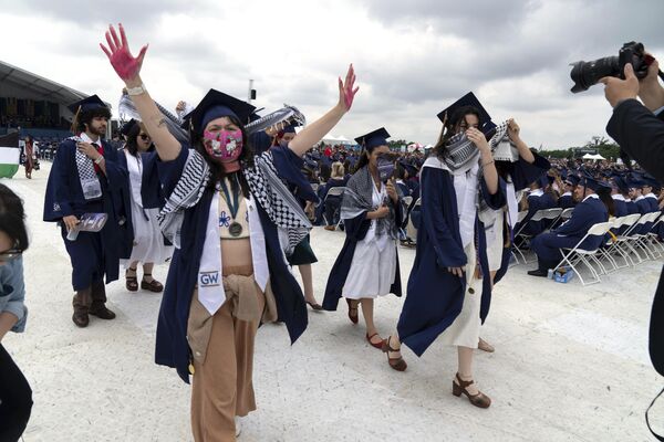 O ano de 2024 foi marcado por uma onda de protestos universitários pró-Palestina em campi dos Estados Unidos. Na foto, estudantes da Universidade George Washington durante manifestação contra as ações de Israel em Gaza, apoiadas pelo governo norte-americano, em 19 de maio de 2024. - Sputnik Brasil