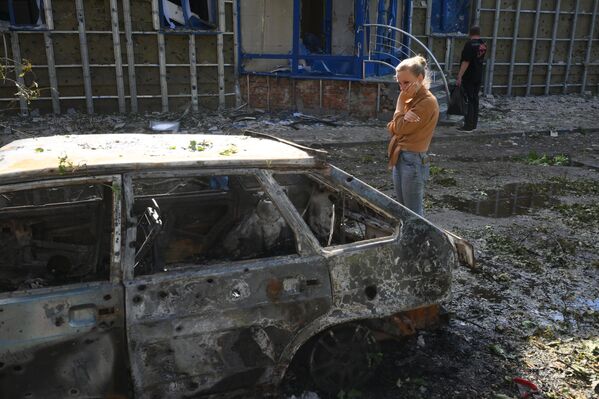 No começo de agosto de 2024, as Forças Armadas da Ucrânia invadiram a região fronteiriça de Kursk, o que marcou a agressão mais significativa de Kiev contra a Rússia desde fevereiro de 2022. A foto mostra as consequências de um dos bombardeios ucranianos na cidade russa, durante o qual um míssil caiu sobre um prédio residencial, causando um incêndio. - Sputnik Brasil