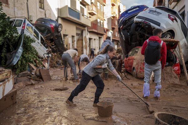 No final de outubro de 2024, devido a chuvas torrenciais, várias regiões no sudeste da Espanha, principalmente as províncias de Valência, Castela-Mancha e Andaluzia, ficaram inundadas. No dia 29 de outubro, em apenas oito horas caiu o volume de precipitação equivalente ao anual. As enchentes levaram a vida de mais de 200 pessoas. Na foto, as pessoas limpam as ruas de lama após enchentes na cidade de Paiporta, em 2 de novembro. - Sputnik Brasil