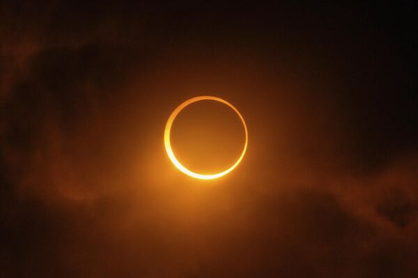 Eclipse solar em 2 de outubro de 2024, visto na Argentina. - Sputnik Brasil