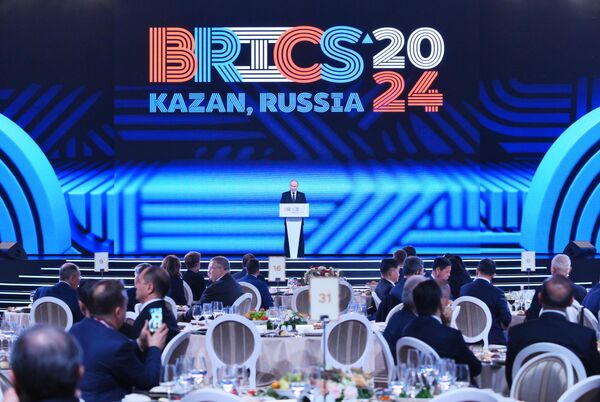 Presidente russo Vladimir Putin profere discurso durante recepção dos convidados de alto nível na 16ª Cúpula do BRICS, organizada na cidade russa de Kazan de 22 a 24 de novembro. O evento ocorreu pela primeira vez em formato extenso, com a participação de novos membros da sigla. - Sputnik Brasil