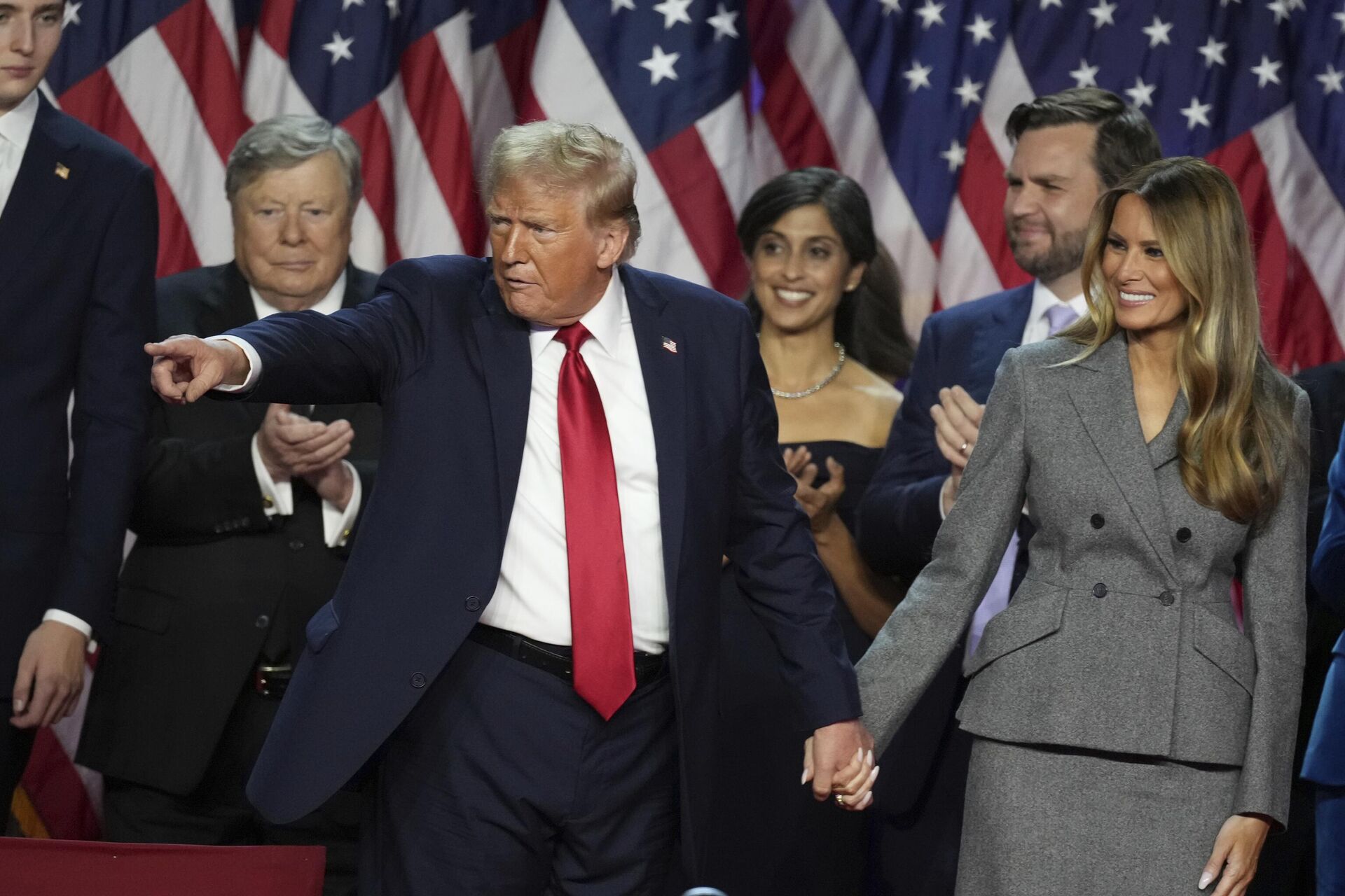 Donald Trump com sua esposa Melania após a vitória nas eleições presidenciais nos EUA em 5 de novembro, na noite de apuração dos votos no Centro de Convenções do Condado de Palm Beach, na Flórida