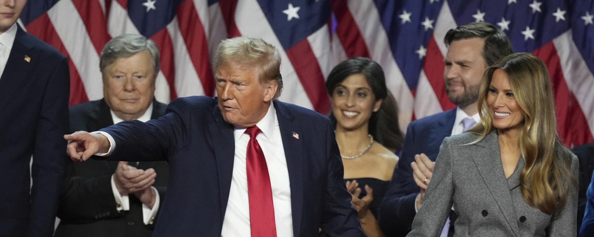 Donald Trump com sua esposa Melania após a vitória nas eleições presidenciais nos EUA em 5 de novembro, na noite de apuração dos votos no Centro de Convenções do Condado de Palm Beach, na Flórida - Sputnik Brasil, 1920, 26.01.2025