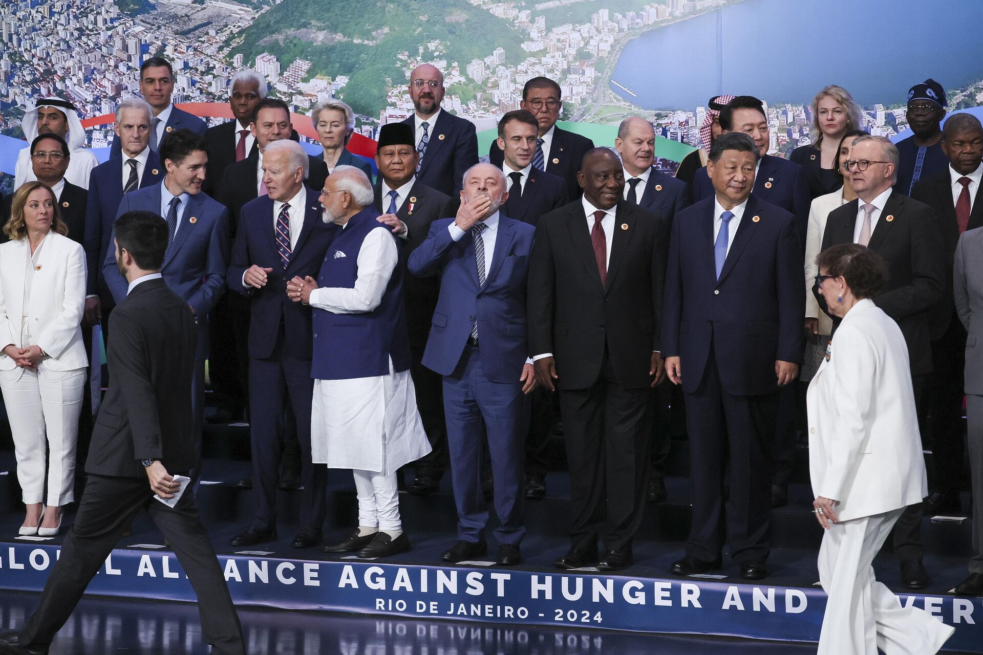 Líderes mundiais se reúnem para foto de família durante a Cúpula do G20 no Rio de Janeiro, Brasil, em 19 de novembro de 2024 - Sputnik Brasil, 1920, 31.01.2025