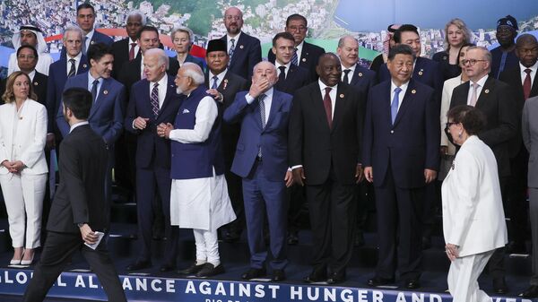 Líderes mundiais se reúnem para foto de família durante a Cúpula do G20 no Rio de Janeiro. Brasil, 19 de novembro de 2024 - Sputnik Brasil