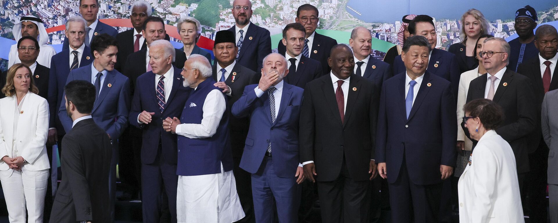 Líderes mundiais se reúnem para foto de família durante a Cúpula do G20 no Rio de Janeiro. Brasil, 19 de novembro de 2024 - Sputnik Brasil, 1920, 31.12.2024