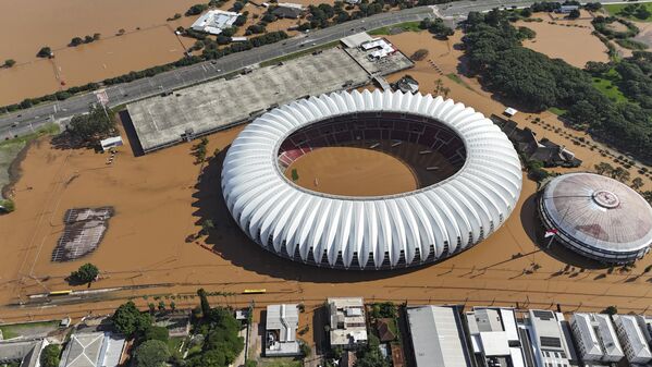 Enchentes no estado brasileiro do Rio Grande do Sul que ocorreram entre abril e início de maio de 2024 se tornaram &quot;a maior catástrofe climática&quot; da história do estado, segundo autoridades gaúchas. Na foto, o Estádio Beira-Rio inundado, em Porto Alegre, no dia 7 de maio de 2024. - Sputnik Brasil