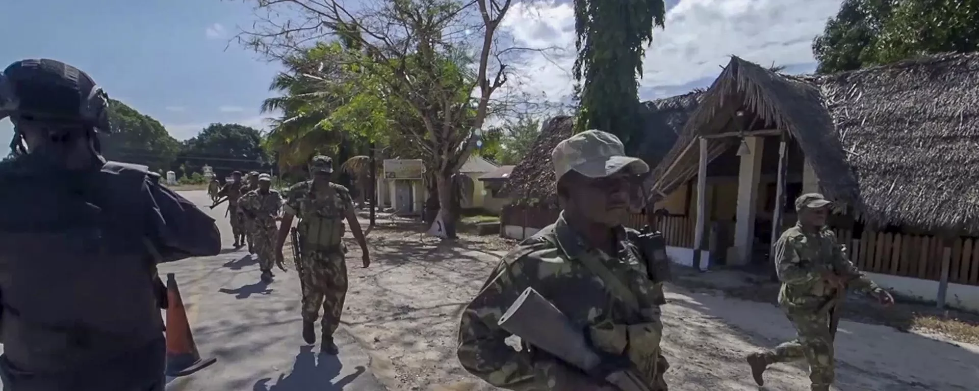 Policial ruandês, à esquerda, e militar moçambicano, à direita, patrulham uma região perto do hotel Amarula Palma, em Palma, na província de Cabo Delgado. Moçambique, 15 de agosto de 2021 - Sputnik Brasil, 1920, 22.08.2025