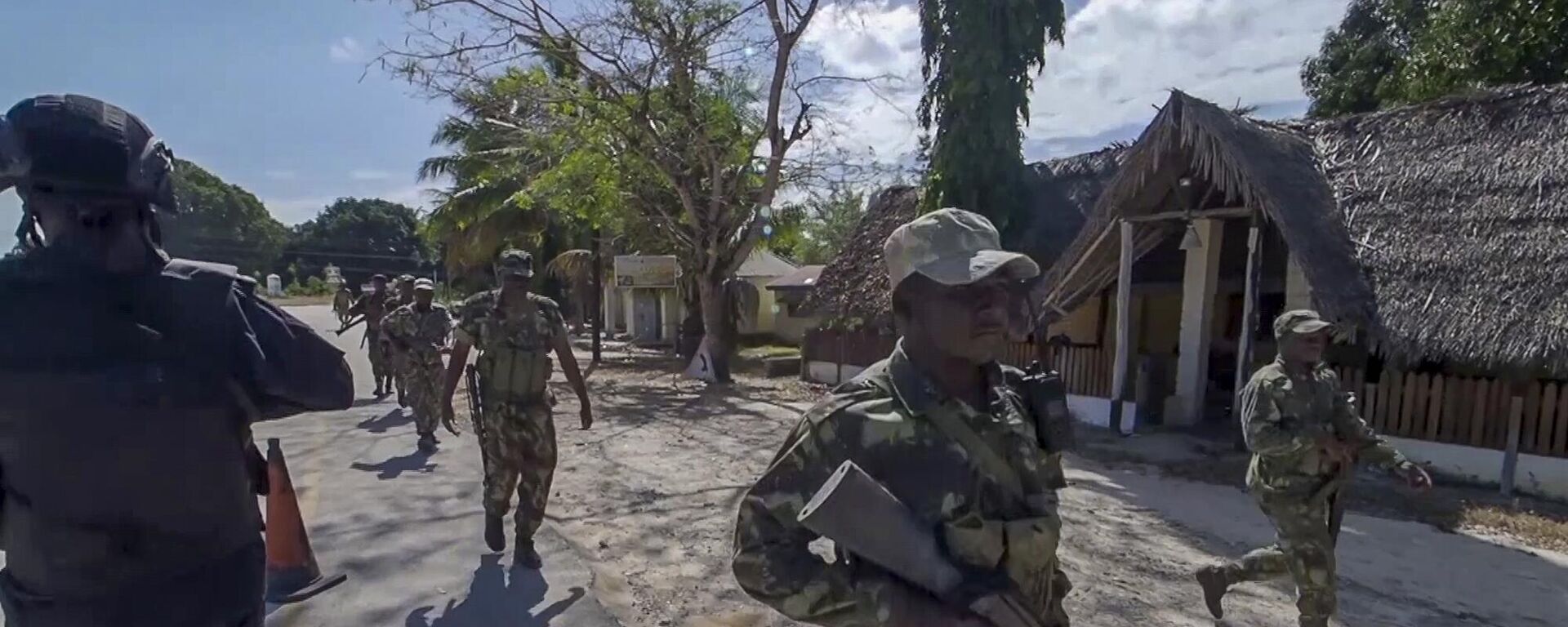 Policial ruandês, à esquerda, e militar moçambicano, à direita, patrulham uma região perto do hotel Amarula Palma, em Palma, na província de Cabo Delgado. Moçambique, 15 de agosto de 2021 - Sputnik Brasil, 1920, 20.12.2024