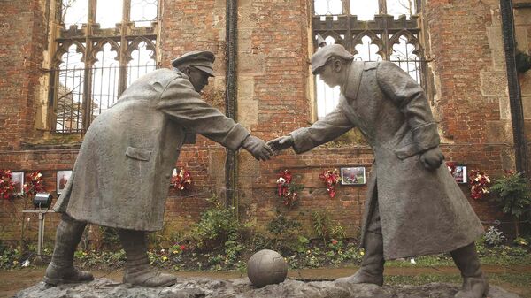 Estátua de Andrew Edwards, localizada na Bélgica, representando soldados britânico e alemão durante trégua de Natal - Sputnik Brasil