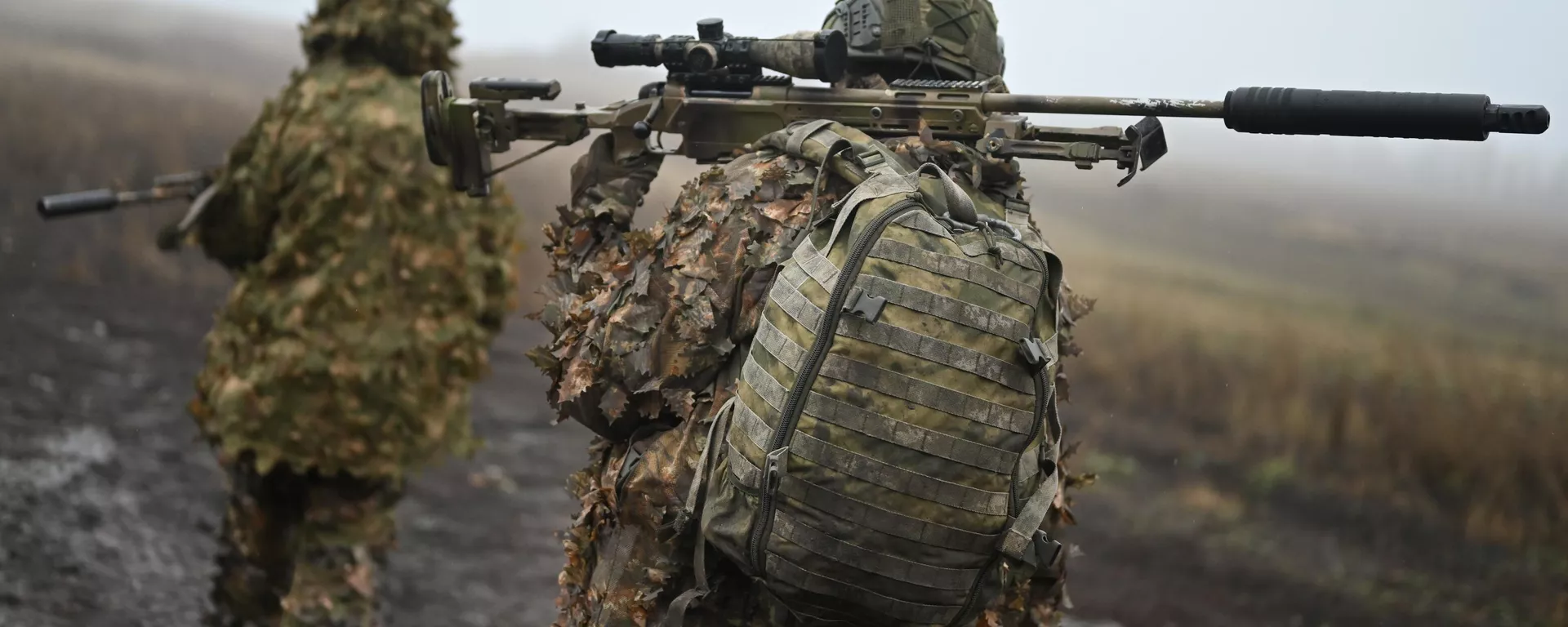 Atiradores de elite de uma unidade de forças especiais do agrupamento de tropas russo Tsentr (Centro) na direção de Krasnoarmeisk na zona da operação militar especial. - Sputnik Brasil, 1920, 03.02.2026