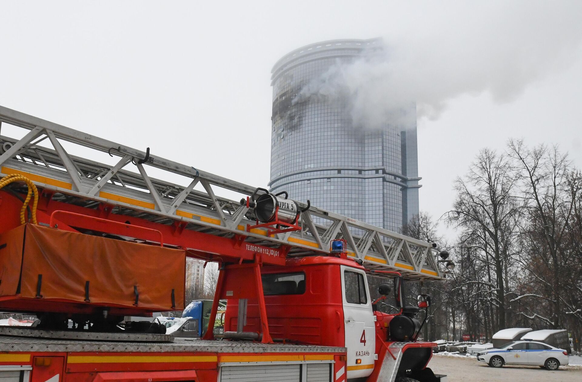 Carro de bombeiros está a caminho do edifício em Kazan danificado em um ataque de drone.