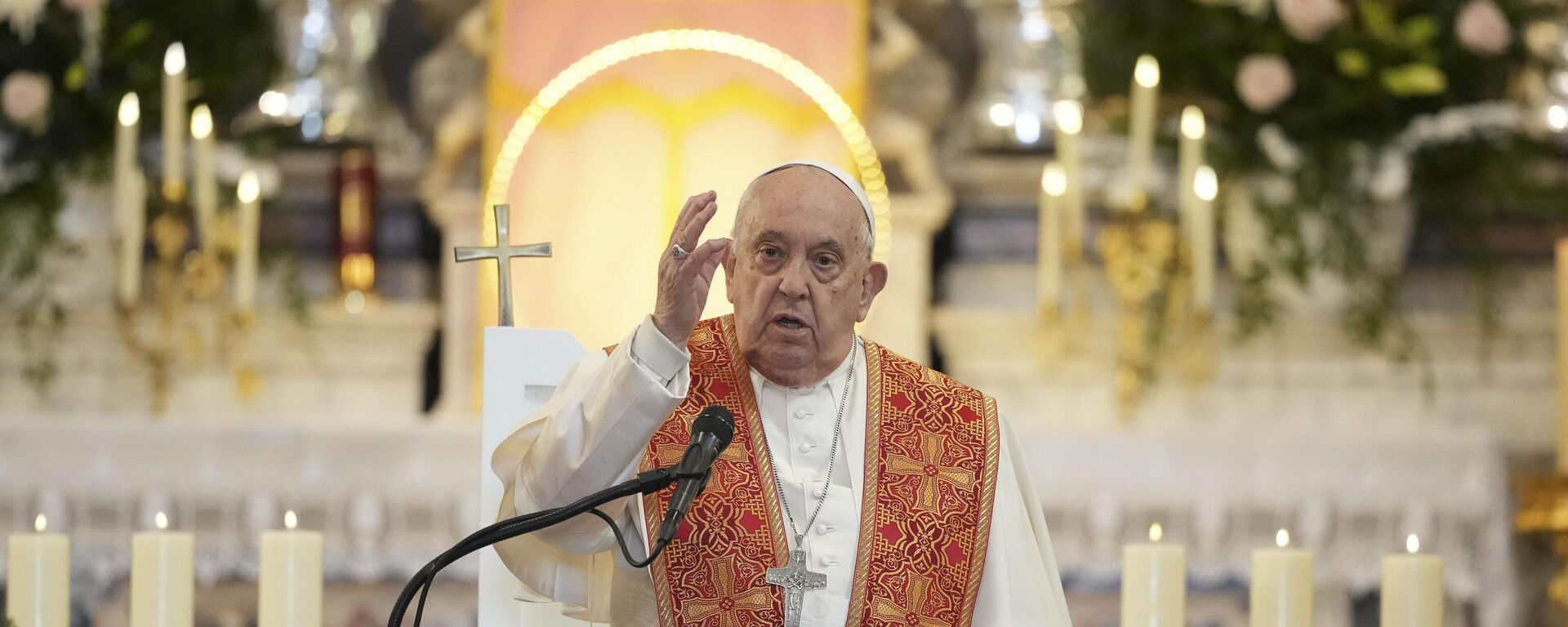 O papa Francisco faz a oração do Angelus dentro da Catedral de Nossa Senhora da Assunção de Ajaccio. França, 15 de dezembro de 2024 - Sputnik Brasil, 1920, 21.12.2024