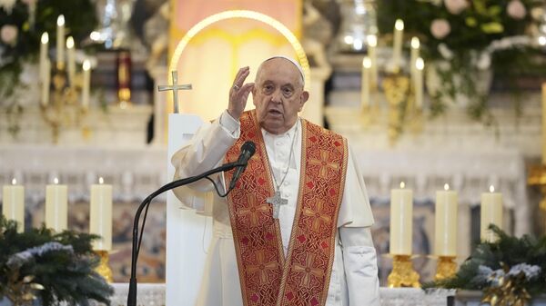 O papa Francisco faz a oração do Angelus dentro da Catedral de Nossa Senhora da Assunção de Ajaccio. França, 15 de dezembro de 2024 - Sputnik Brasil