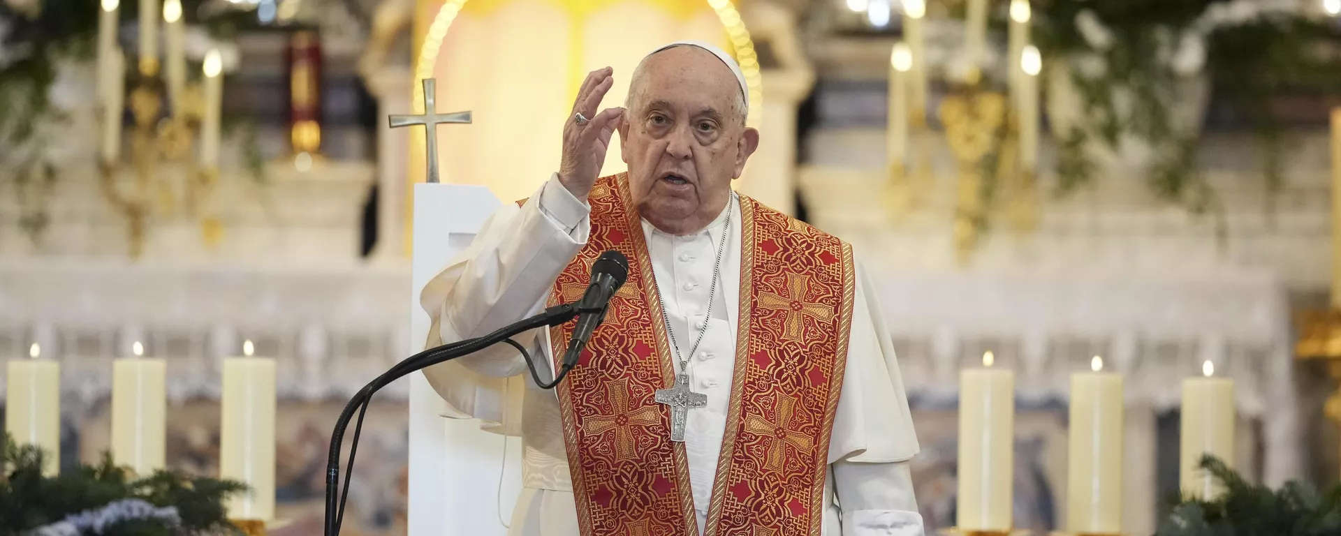 O papa Francisco faz a oração do Angelus dentro da Catedral de Nossa Senhora da Assunção de Ajaccio. França, 15 de dezembro de 2024 - Sputnik Brasil, 1920, 23.04.2025