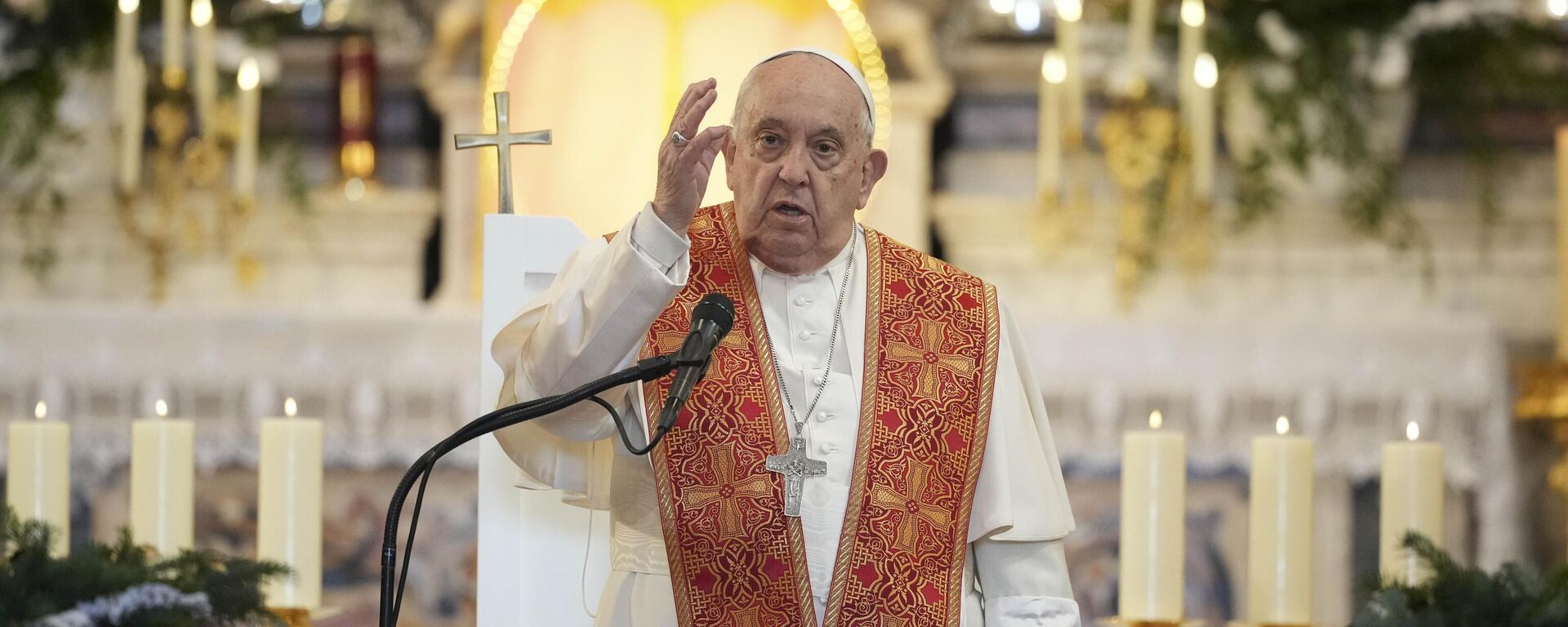 O papa Francisco faz a oração do Angelus dentro da Catedral de Nossa Senhora da Assunção de Ajaccio. França, 15 de dezembro de 2024 - Sputnik Brasil, 1920, 23.04.2025