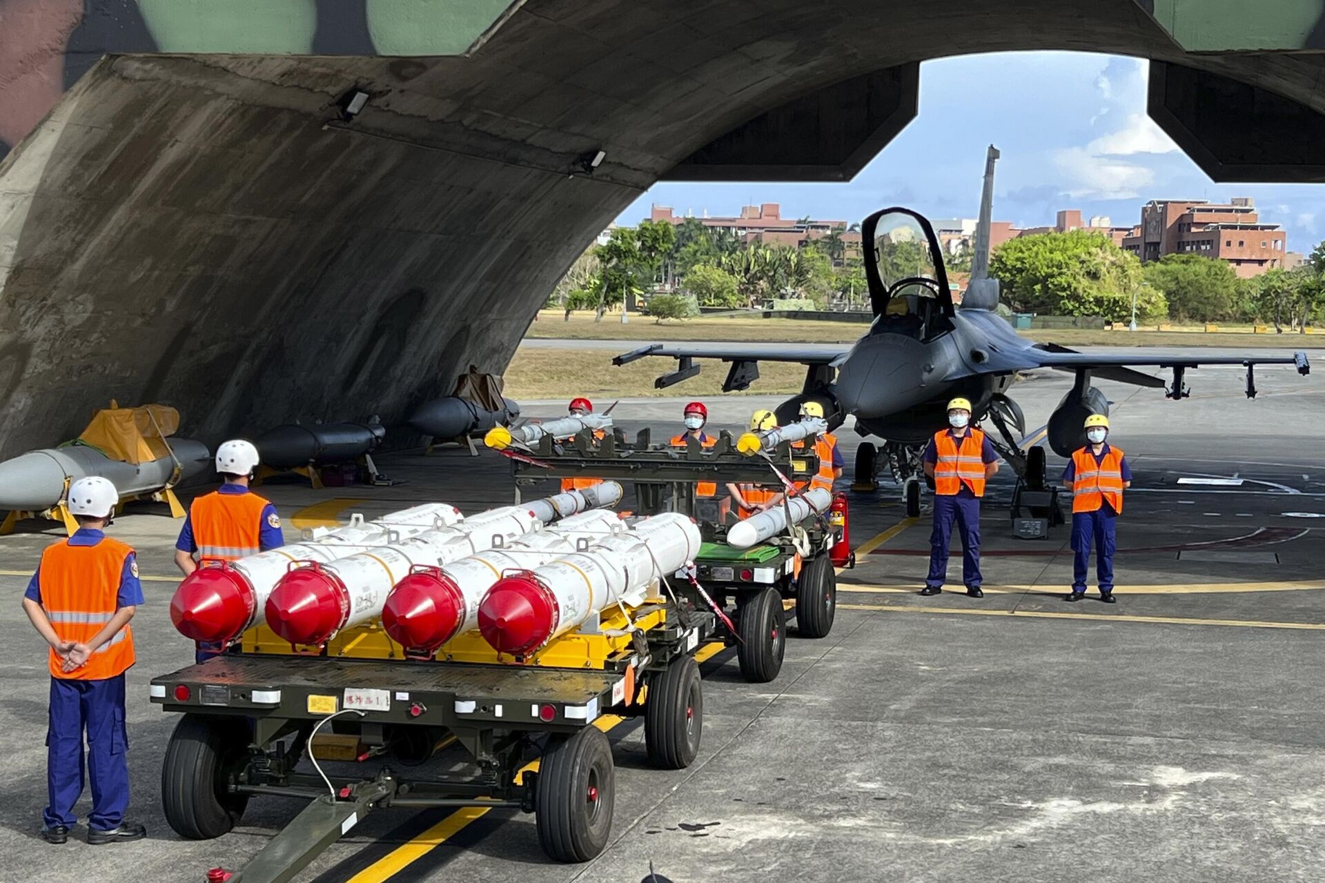 Militares ao lado de mísseis antinavio Harpoon A-84 dos EUA e mísseis ar-ar AIM-120 e AIM-9 preparados para exercícios de carregamento de armas em frente a um caça F-16V dos EUA na Base Aérea de Hualien, no condado de Hualien, no sudeste de Taiwan, 17 de agosto de 2022 - Sputnik Brasil, 1920, 24.12.2024