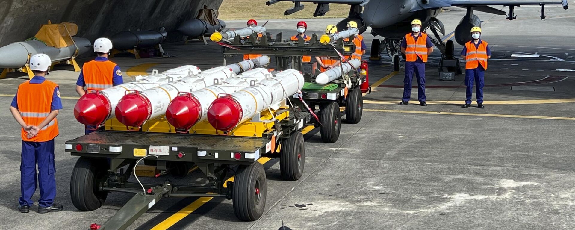 Militares ao lado de mísseis antinavio Harpoon A-84 dos EUA e mísseis ar-ar AIM-120 e AIM-9 preparados para exercícios de carregamento de armas em frente a um caça F-16V dos EUA na Base Aérea de Hualien, no condado de Hualien, no sudeste de Taiwan, 17 de agosto de 2022 - Sputnik Brasil, 1920, 22.12.2024