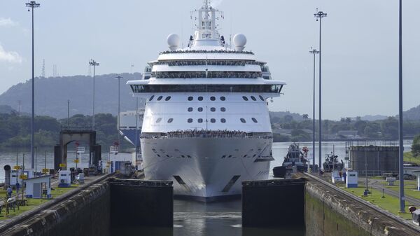 O navio de cruzeiro Brilliance of the Seas chega aos portões da eclusa de Miraflores para se tornar o primeiro navio da temporada de cruzeiros a passar pelo Canal do Panamá, 7 de outubro de 2024. - Sputnik Brasil